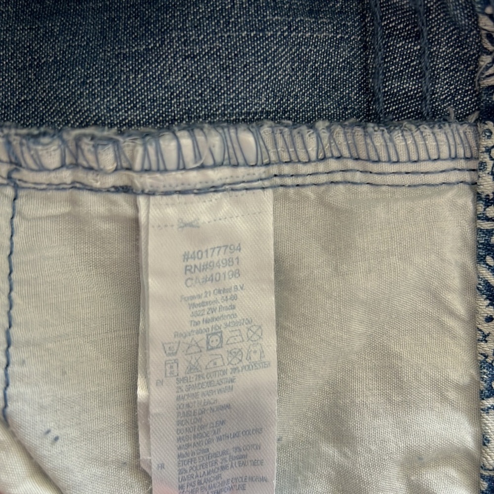 Forever 21 Cuffed Pattern Denim Short. Size 27 - Picture 7 of 7